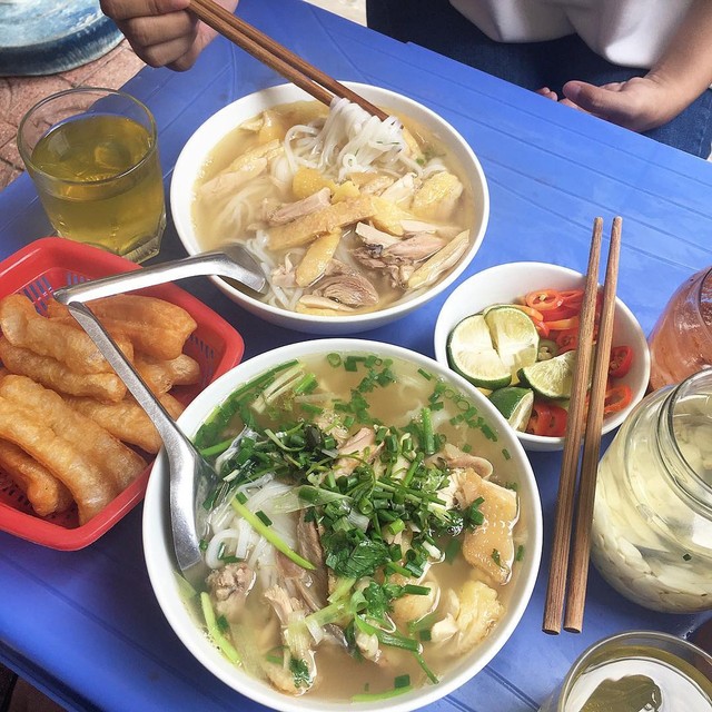 Những quán phở, bún vỉa hè giá cao vẫn hút khách ở Hà Nội ảnh 3