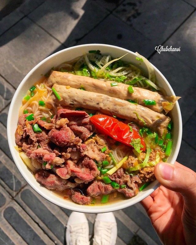 Những quán phở, bún vỉa hè giá cao vẫn hút khách ở Hà Nội ảnh 4