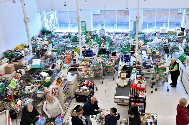 Người Anh 'càn quét' siêu thị ảnh 2