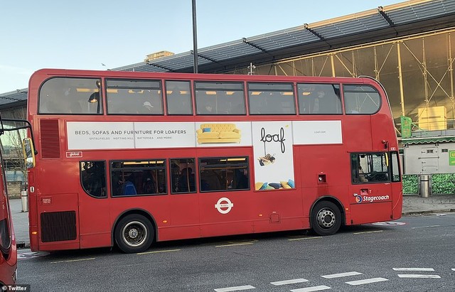 London vẫn tấp nập trong ngày đầu tiên sau lệnh phong tỏa ảnh 10