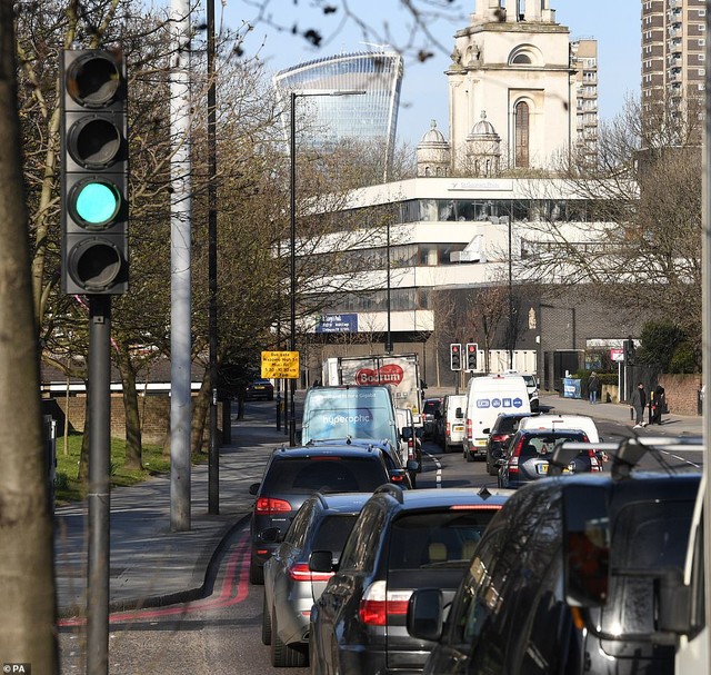 London vẫn tấp nập trong ngày đầu tiên sau lệnh phong tỏa ảnh 11