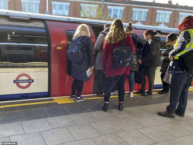 London vẫn tấp nập trong ngày đầu tiên sau lệnh phong tỏa ảnh 2