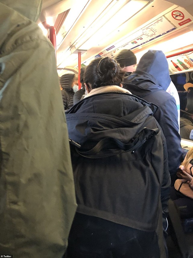 London vẫn tấp nập trong ngày đầu tiên sau lệnh phong tỏa ảnh 5