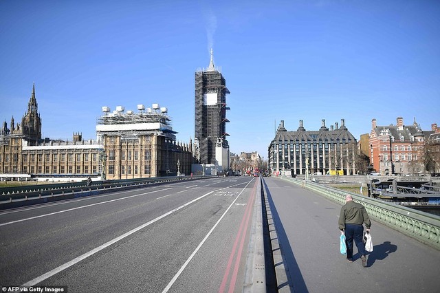 London vẫn tấp nập trong ngày đầu tiên sau lệnh phong tỏa ảnh 9