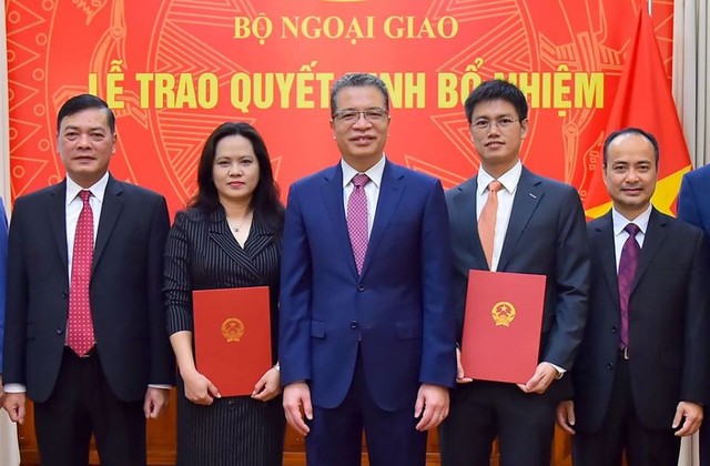 Phó Thủ tướng, Bộ trưởng Ngoại giao trao quyết định bổ nhiệm nhân sự mới ảnh 1