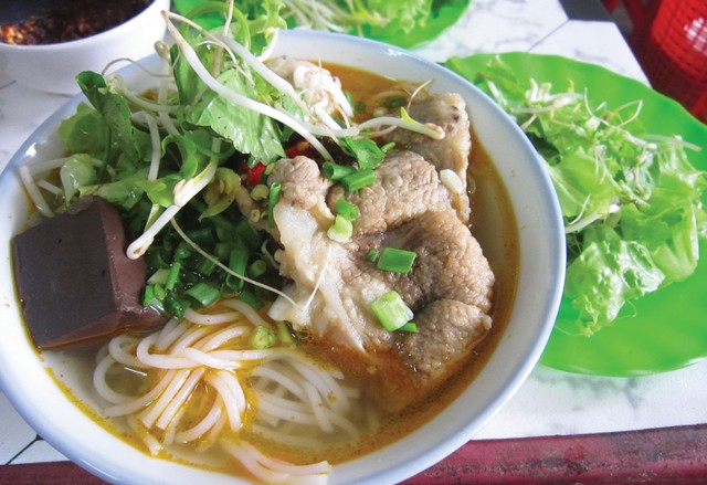 Năm Kỷ Hợi thưởng thức bún bò giò heo xứ Huế ảnh 1