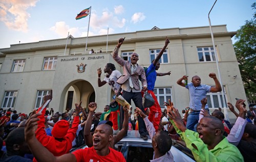 Người dân Zimbabweans ăn mừng ông Mugabe từ chức bên ngoài quốc hội ở thủ đô Harare. Ảnh: AP.