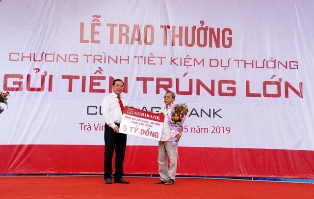 Agribank trao sổ Tiết kiệm 1 tỷ đồng cho khách hàng trúng ảnh 1