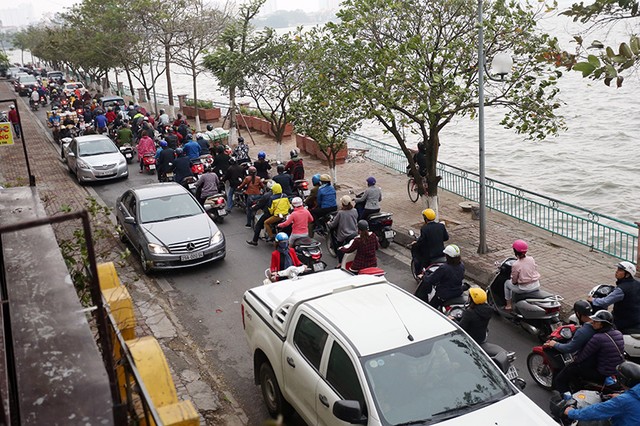 Tắc đường kinh hoàng vì cưỡng chế bến thủy Hồ Tây ảnh 3