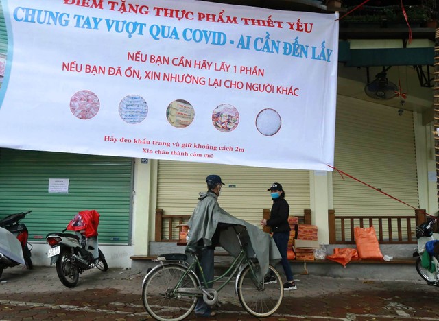 “Nếu khó khăn cứ đến lấy“: Cảnh ấm ấp tình người trong lúc đối phó với dịch Covid - 19 ảnh 1