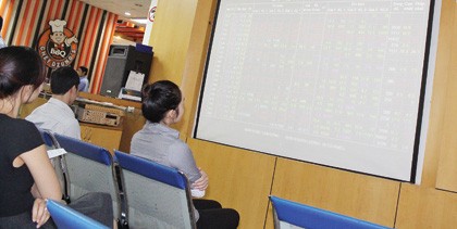Vốn đang thoát kênh tiết kiệm chảy vào chứng khoán, bất động sản ảnh 1