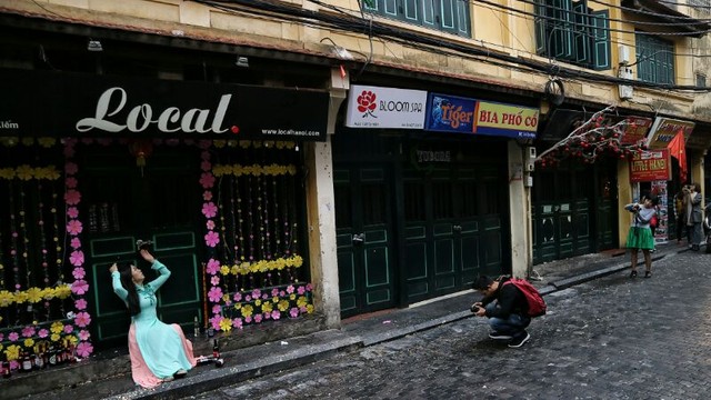 Mùng 1 Tết, thiếu nữ thỏa sức tung hoành ở phố cổ ảnh 4