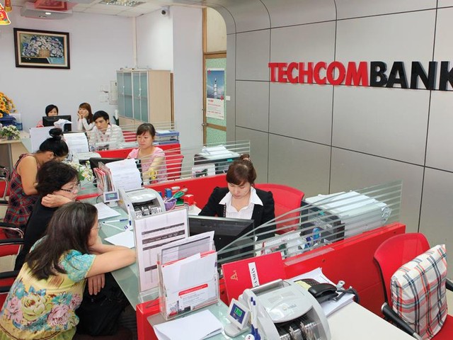Ngân hàng ngoại thoái vốn hay thay đổi chiến lược? ảnh 1