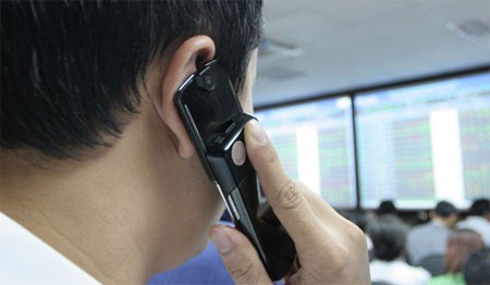 “Làm giá” bằng tin độc