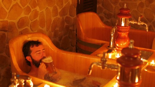 Bên trong spa bia chảy ra từ vòi tắm của giới ăn chơi ảnh 3