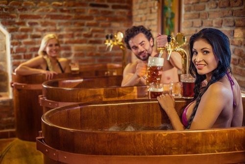 Bên trong spa bia chảy ra từ vòi tắm của giới ăn chơi ảnh 4