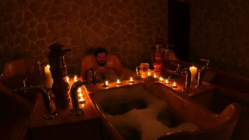 Bên trong spa bia chảy ra từ vòi tắm của giới ăn chơi ảnh 5