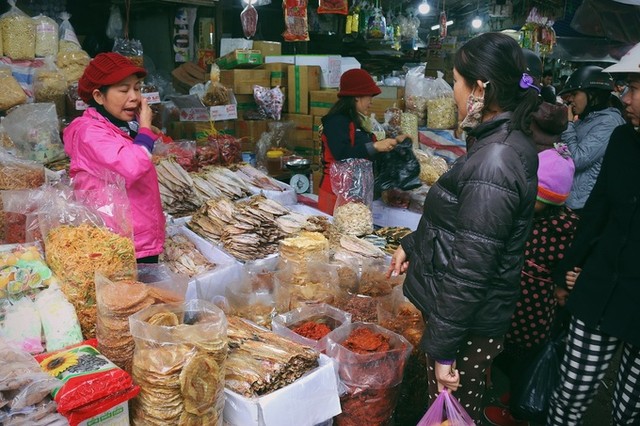 Không khí Tết ở ngôi chợ Huế gần 120 tuổi ảnh 9
