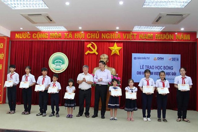 Báo Đầu tư và DRH Holdings trao học bổng tại Bình Thuận ảnh 2
