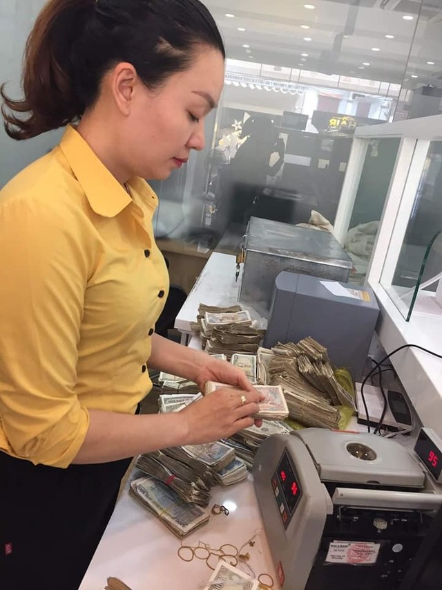Vợ chồng già 78 tuổi chở bao tải tiền lẻ gửi tiết kiệm ảnh 2