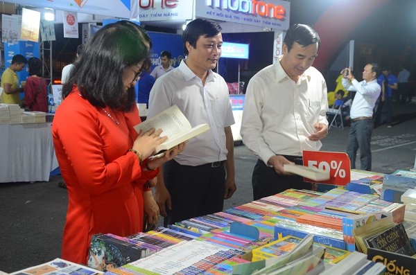 Báo Đầu tư trao học bổng tại huyện Hòa Vang (Đà Nẵng) ảnh 3