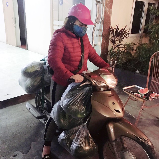 Doanh nghiệp nhà hàng Xứ Cẩm chung tay giải cứu dưa hấu: Trắng đêm giải cứu dưa hấu Hắc Mỹ Nhân ảnh 1