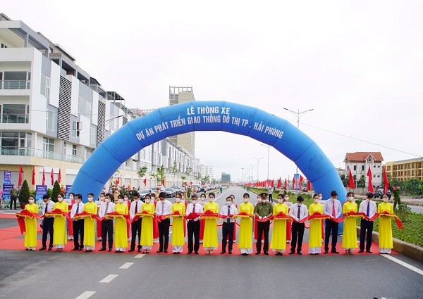 Prime Minister Nguyen Xuan Phuc cut the bandwidth of technical vehicle Construction investment project of Southern intersection Binh bridge photo 2
