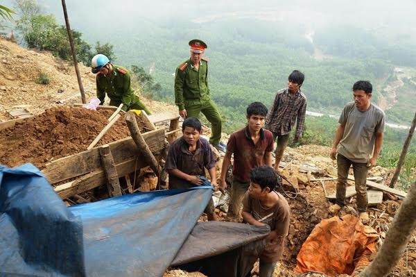 Vào hang mót vàng tại mỏ Bồng Miêu, mỗi ngày gom được 1 cây ảnh 6