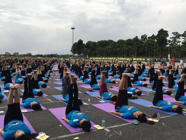 Gần 2.000 người tham gia đồng diễn trong Ngày Quốc tế YOGA tại Việt Nam ảnh 1