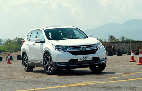 Các hãng ôtô hết xe để bán, khách Việt bị ép giá dịp Tết ảnh 1