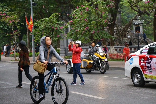 Phố phường Hà Nội vắng vẻ sáng mùng 1 Tết ảnh 3