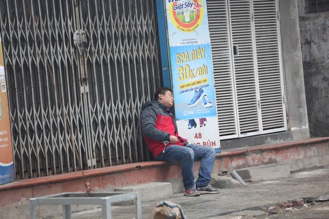 Người Hà Nội du xuân thảnh thơi trong mưa xuân sáng mùng 1 Tết ảnh 11