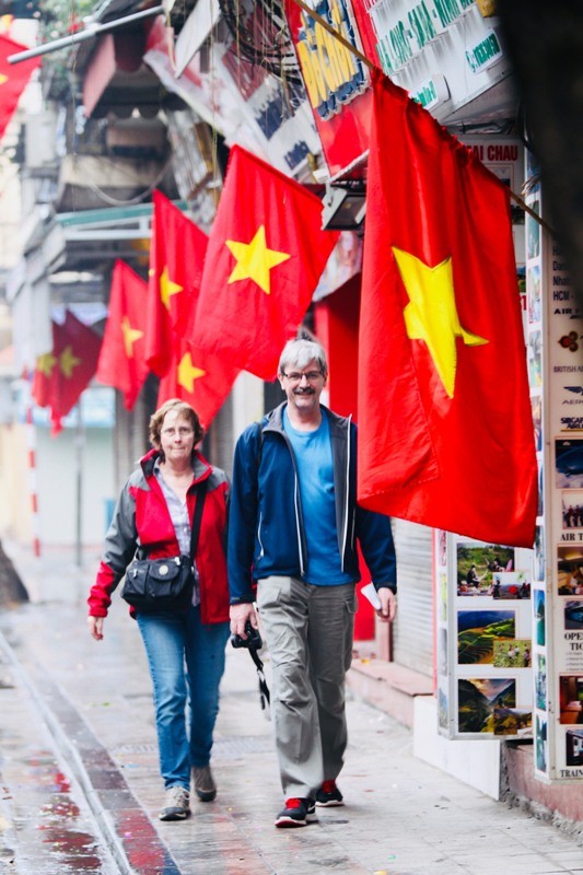 Người Hà Nội du xuân thảnh thơi trong mưa xuân sáng mùng 1 Tết ảnh 9