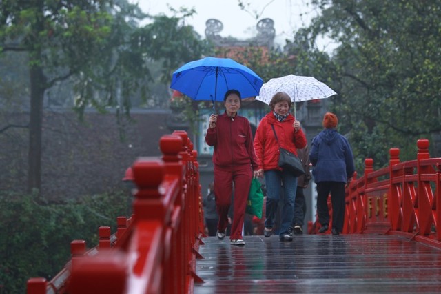 Người Hà Nội du xuân thảnh thơi trong mưa xuân sáng mùng 1 Tết ảnh 3