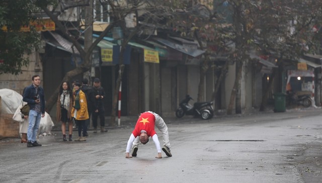 Người Hà Nội du xuân thảnh thơi trong mưa xuân sáng mùng 1 Tết ảnh 10