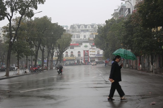 Người Hà Nội du xuân thảnh thơi trong mưa xuân sáng mùng 1 Tết ảnh 5