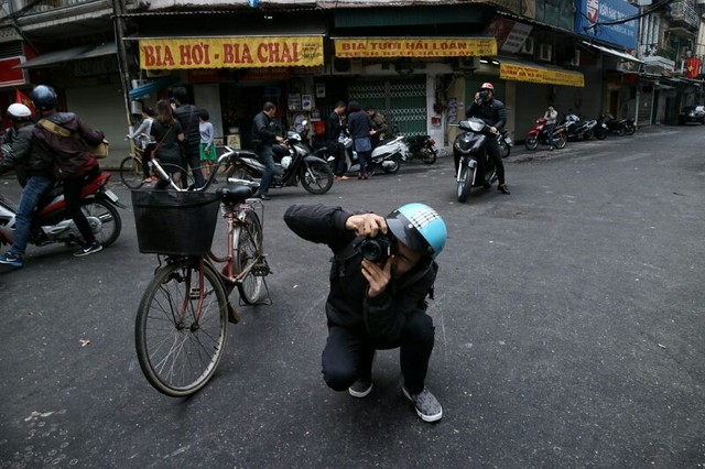 Mùng 1 Tết, thiếu nữ thỏa sức tung hoành ở phố cổ ảnh 5