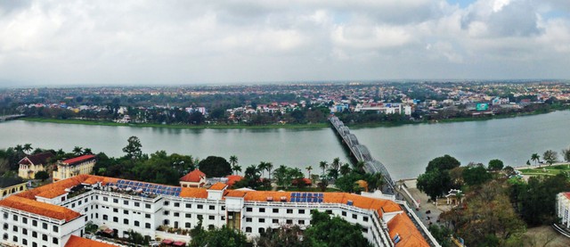 Đến Huế, để tâm hồn nhẹ như Sông Hương... ảnh 1