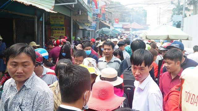 Tiểu thương Vũng Tàu bán hải sản không nghỉ tay dịp 30/4 ảnh 3