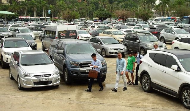 Dòng người chen chúc mua vé tham quan vịnh Hạ Long ảnh 2