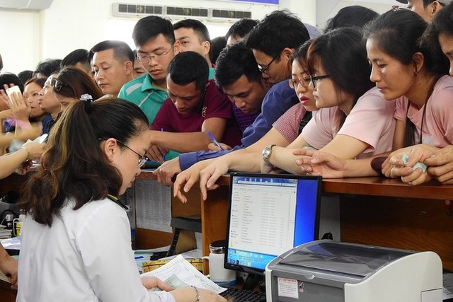 Dòng người chen chúc mua vé tham quan vịnh Hạ Long ảnh 4