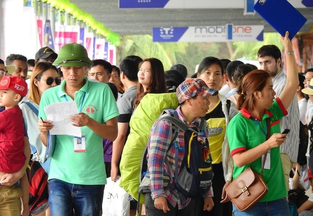 Dòng người chen chúc mua vé tham quan vịnh Hạ Long ảnh 5