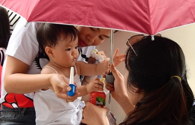 Dòng người chen chúc mua vé tham quan vịnh Hạ Long ảnh 6