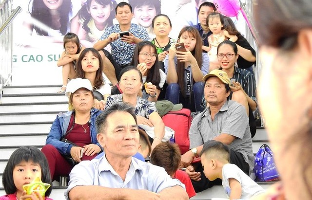 Dòng người chen chúc mua vé tham quan vịnh Hạ Long ảnh 7