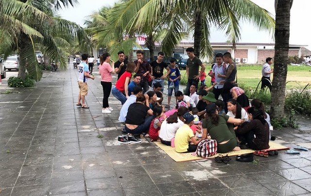 Dòng người chen chúc mua vé tham quan vịnh Hạ Long ảnh 9