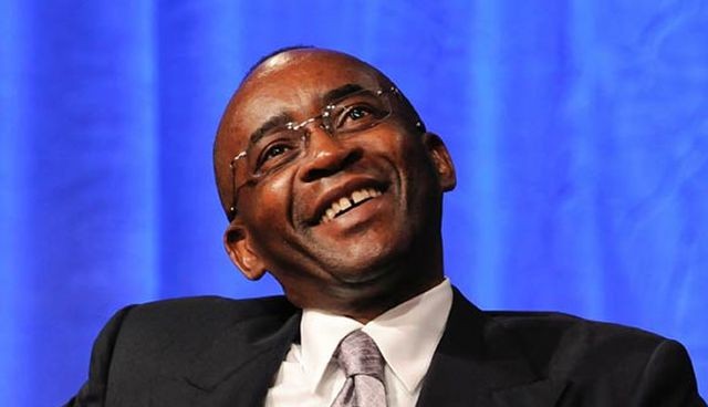 Tỷ phú giàu nhất Zimbabwe tặng nhà, ngàn USD cho bà lão làm việc thiện ảnh 1