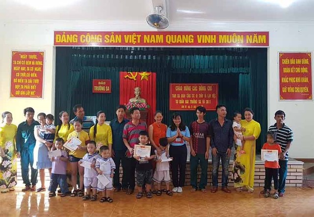 Học bổng giải golf Vì trẻ em Việt Nam đến với học sinh Trường Sa ảnh 1