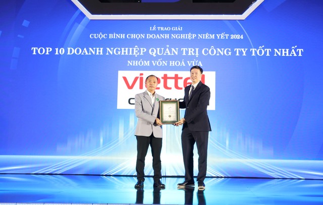 Đại diện Tổng công ty cổ phần Công trình Viettel (bên phải ) nhận giải Quản trị công ty tốt nhất năm 2024