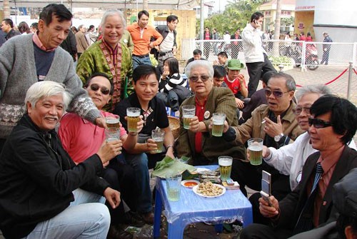 Sức sống 40 năm của chiếc cốc vại bia thời bao cấp | Tin nhanh chứng khoán