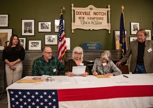 Công bố kết quả kiểm phiếu bầu cử Mỹ tại Dixville Notch, bang New Hampshire (Ảnh: AFP)